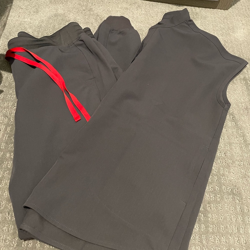 Women”s Figs scrub set